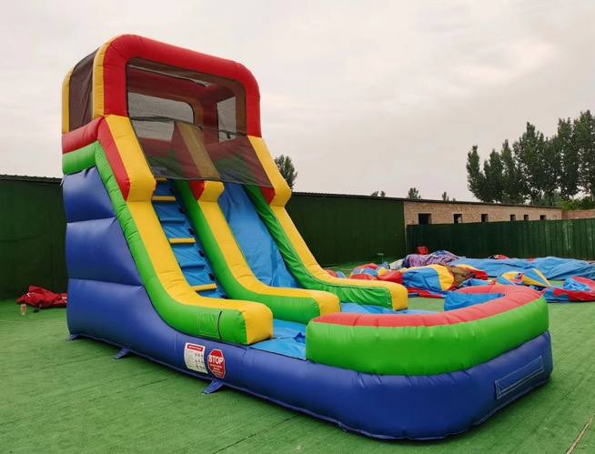 Bambini che si divertono sullo scivolo