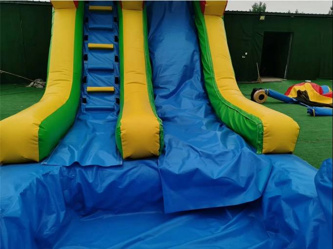 Vista laterale del gonfiabile